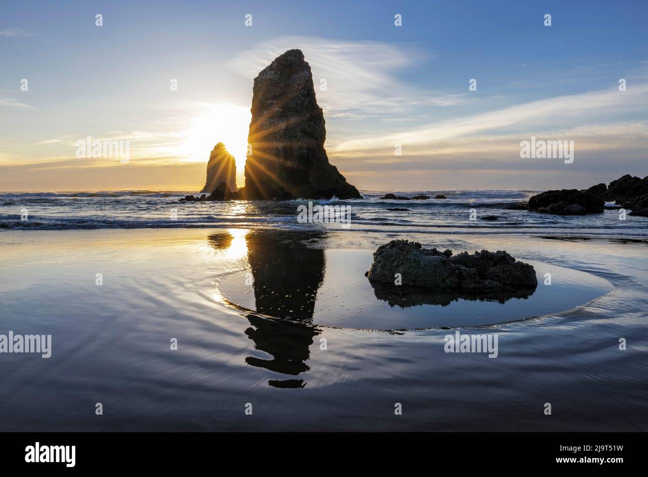 Haystack Rock Pinnacles à marée basse à Cannon Beach, Oregon, États-Unis Banque D'Images