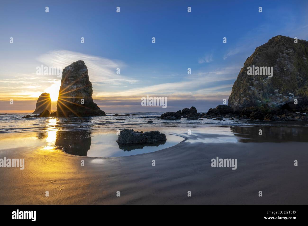 Haystack Rock Pinnacles à marée basse à Cannon Beach, Oregon, États-Unis Banque D'Images