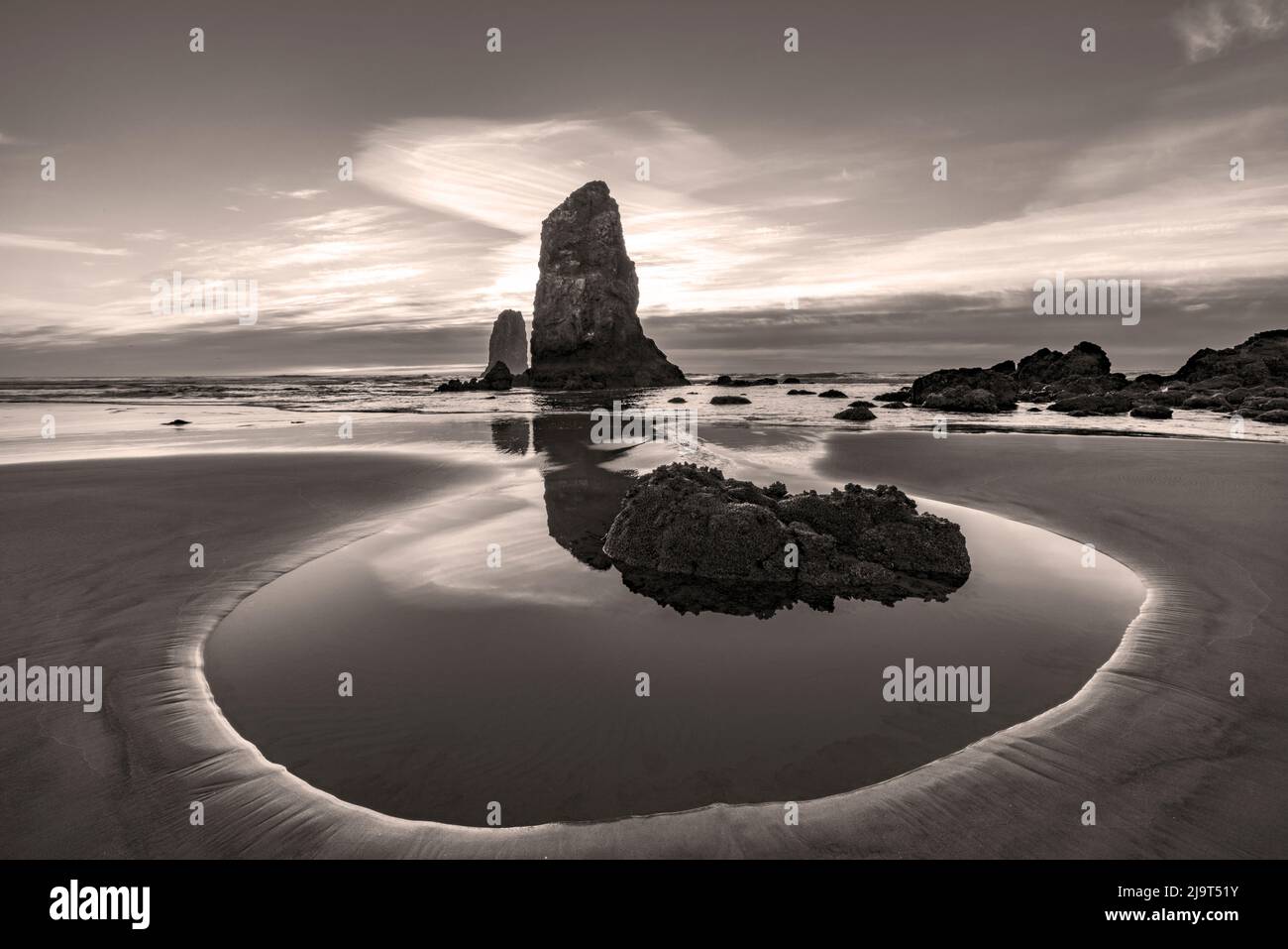 Haystack Rock Pinnacles à marée basse à Cannon Beach, Oregon, États-Unis Banque D'Images