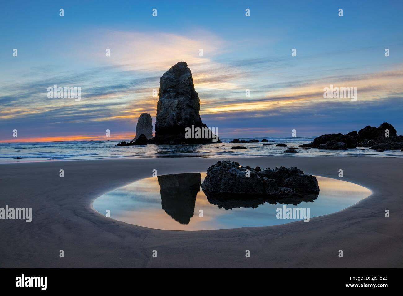 Haystack Rock Pinnacles à marée basse à Cannon Beach, Oregon, États-Unis Banque D'Images