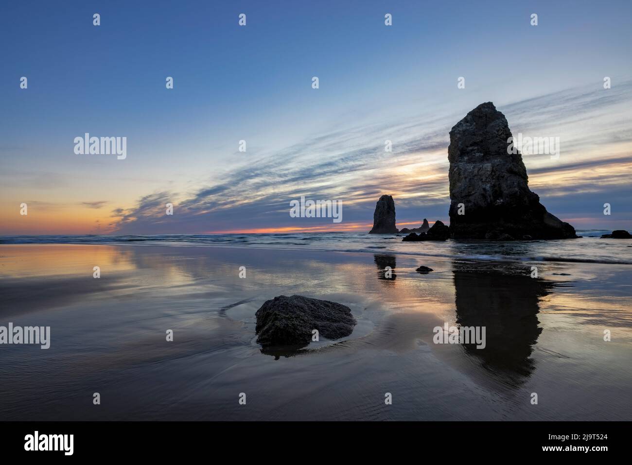 Haystack Rock Pinnacles à marée basse à Cannon Beach, Oregon, États-Unis Banque D'Images