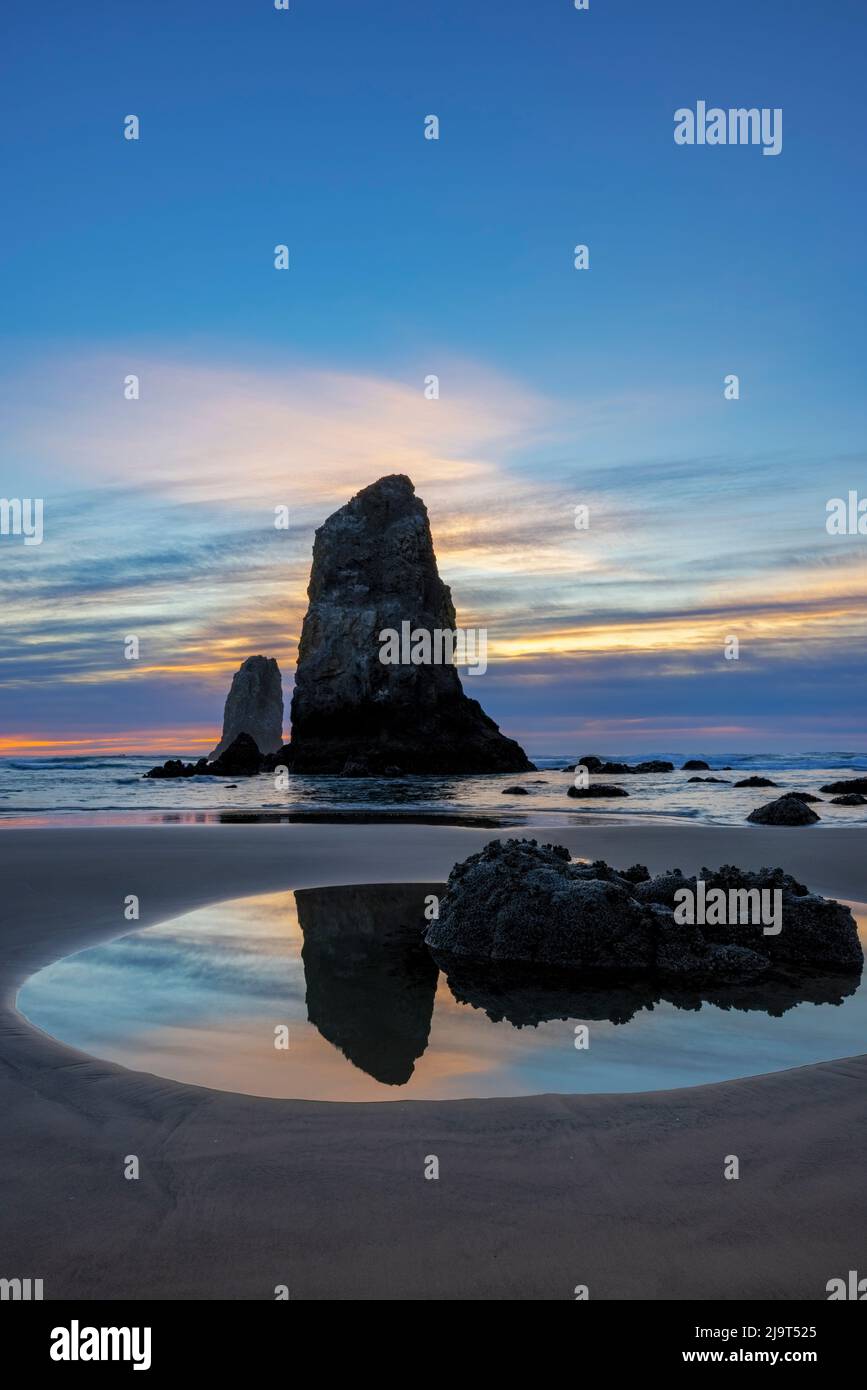 Haystack Rock Pinnacles à marée basse à Cannon Beach, Oregon, États-Unis Banque D'Images
