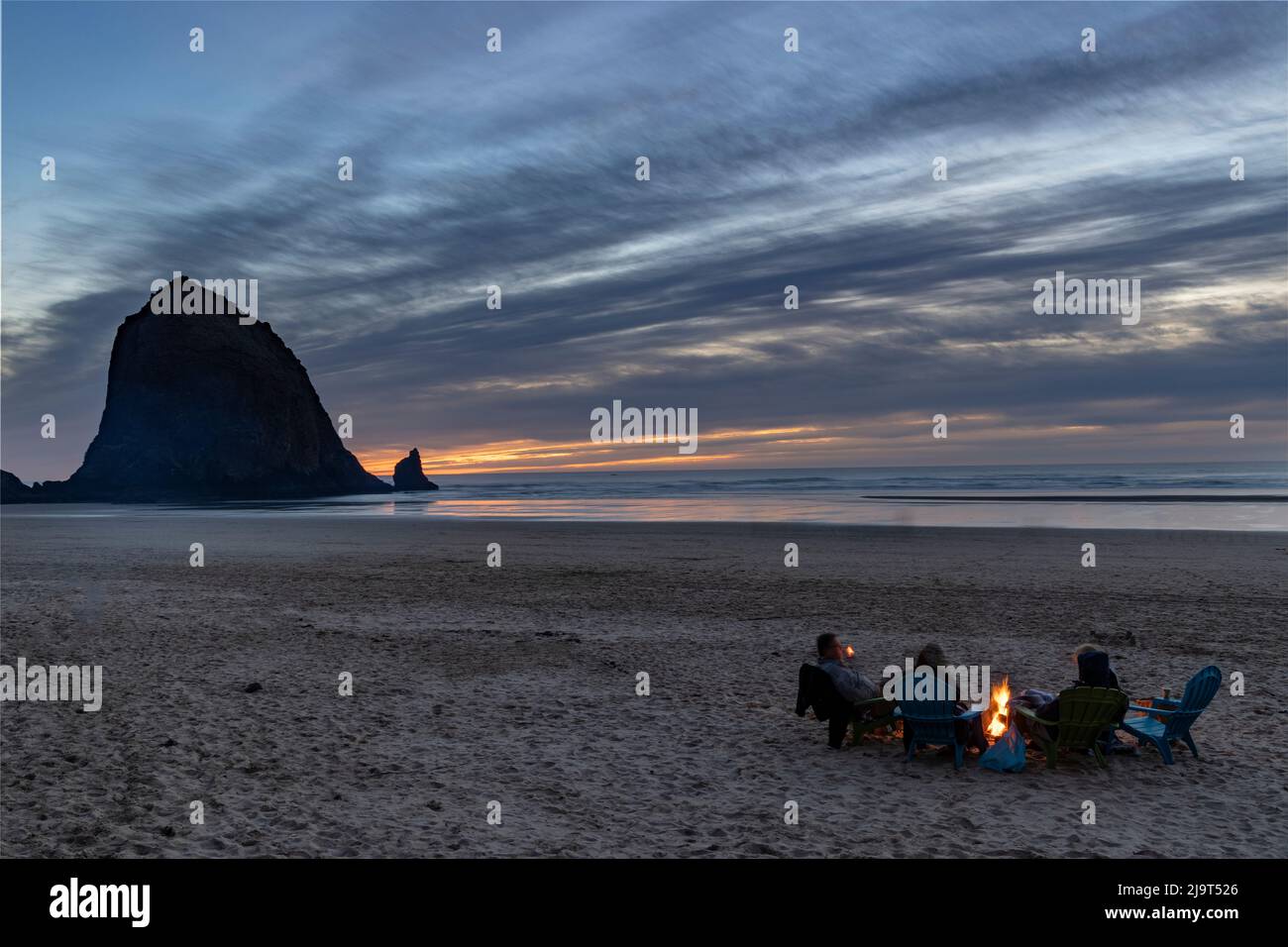 Feu de joie à Cannon Beach avec Haystack Rock à Cannon Beach, Oregon, États-Unis Banque D'Images