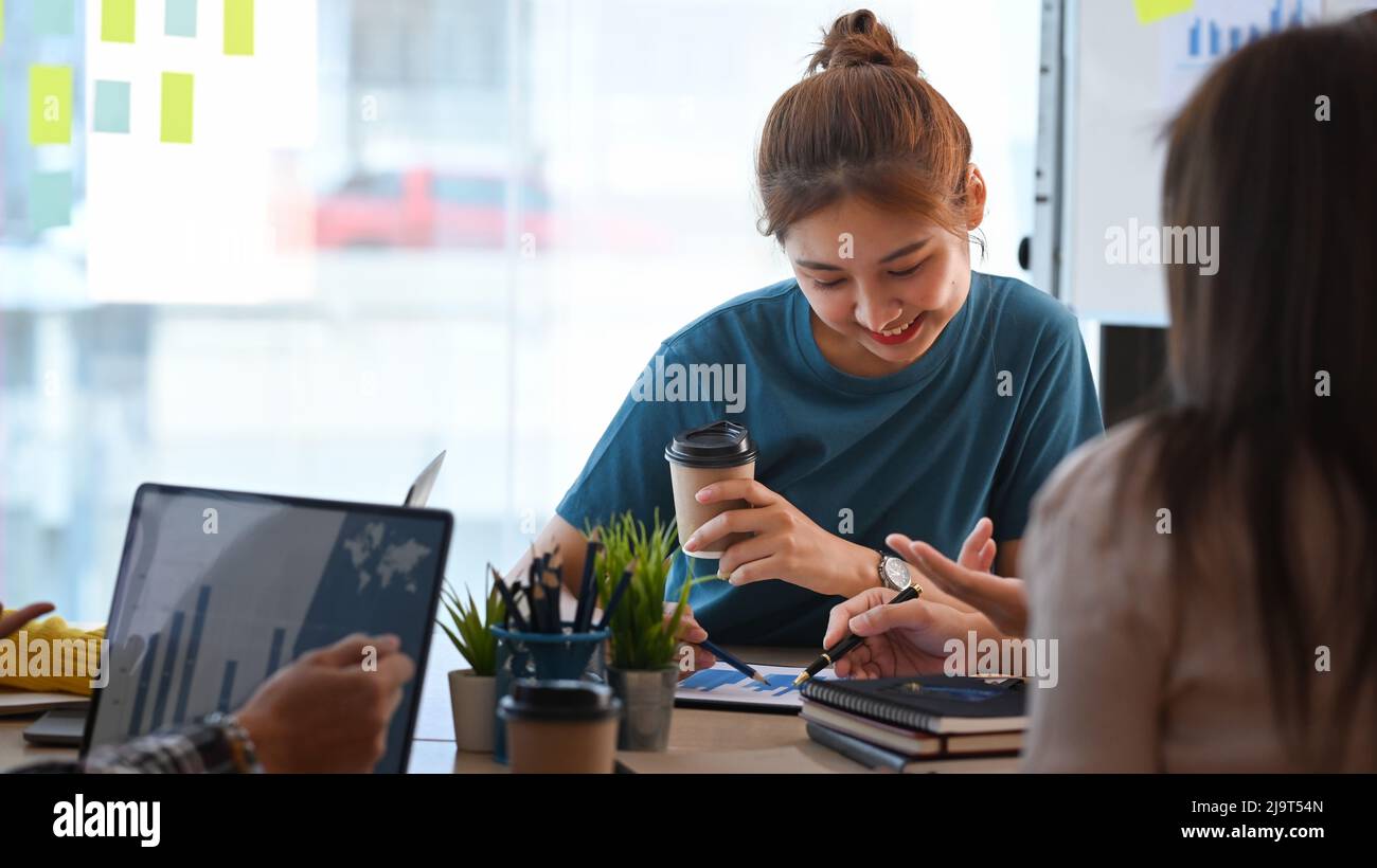 Démarrez les gens d'affaires en brainstorming décontracté habillé et en travaillant sur un nouveau projet ensemble au bureau moderne. Banque D'Images