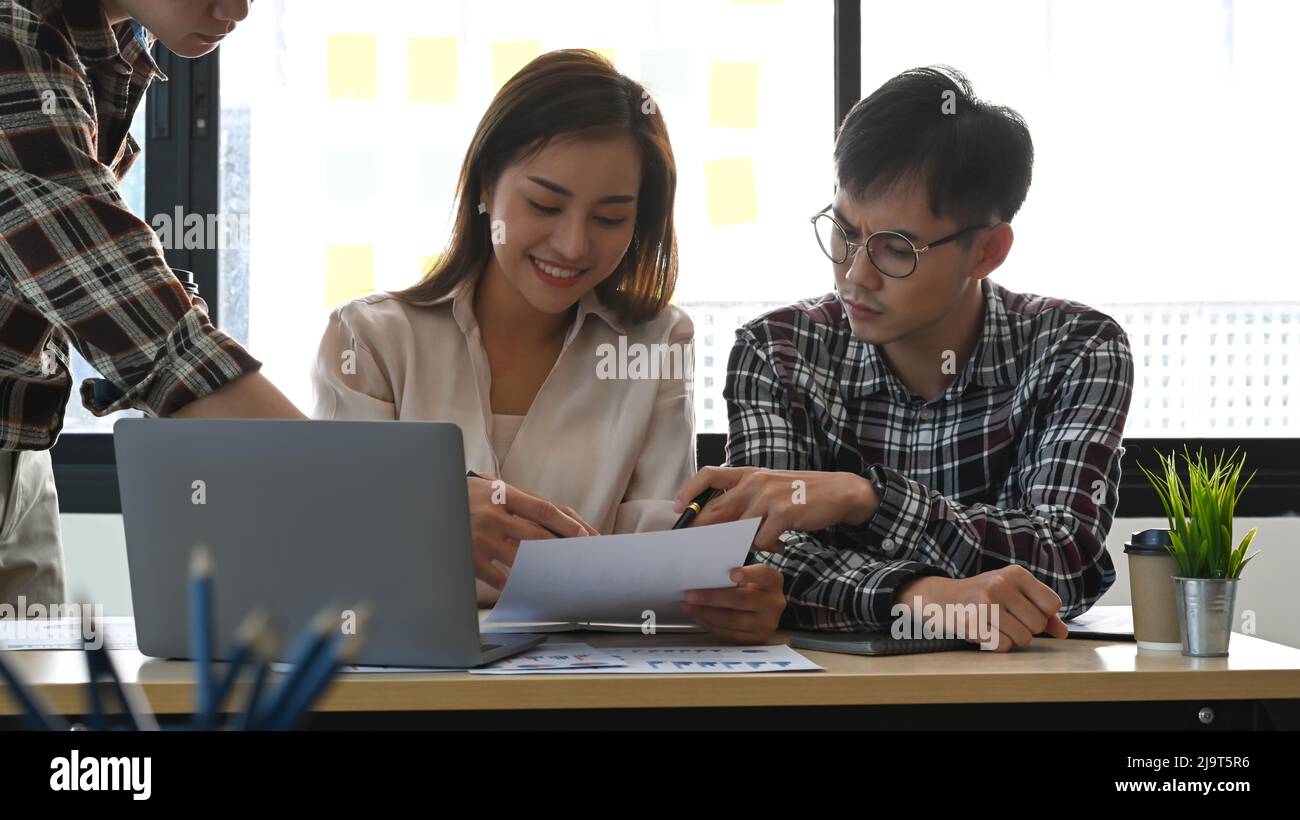 Le chef d'entreprise asiatique masculin explique le nouveau projet et discute du plan d'entreprise avec son collègue. Banque D'Images