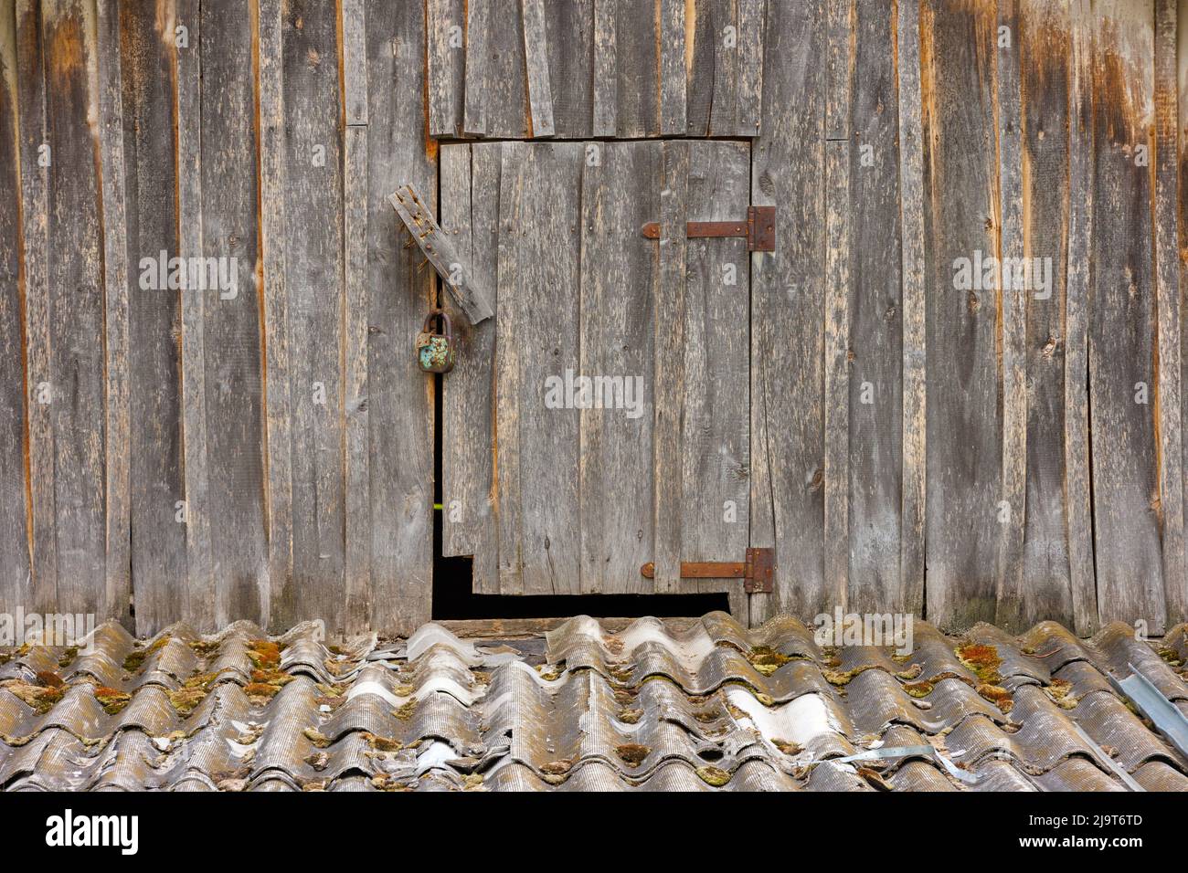 porte en bois fermée sur un grenier dans une maison en bois rustique Banque D'Images