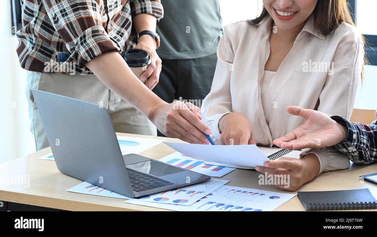 Investisseur professionnel travaillant ensemble nouveau projet de démarrage. Banque D'Images
