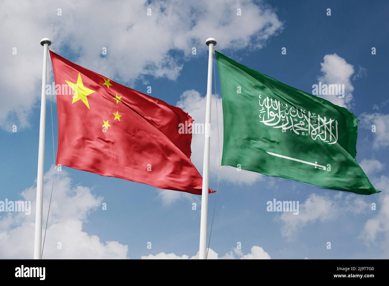 La Chine et l'Arabie saoudite deux drapeaux sur les mâts de drapeaux et fond bleu ciel nuageux Banque D'Images