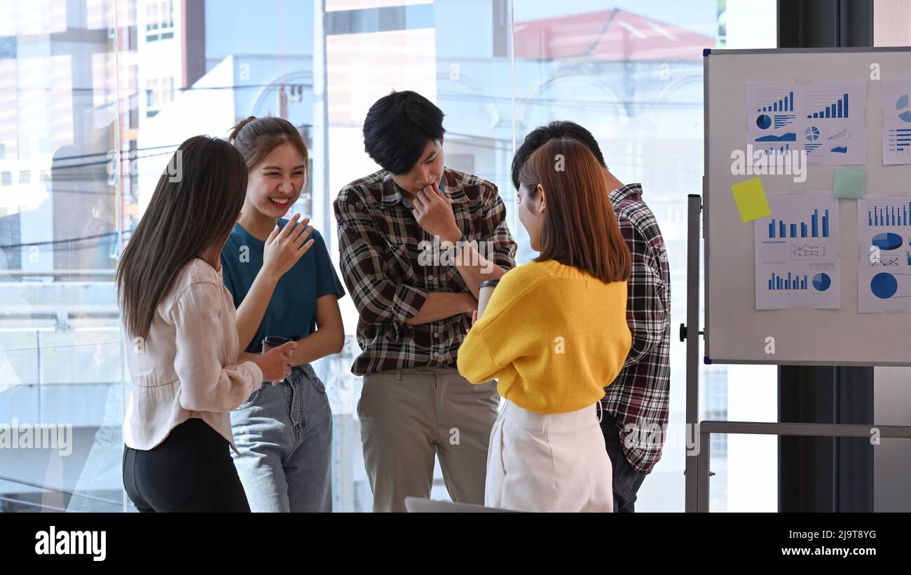 L'équipe de jeunes entreprises est en train de brainstorming et de travailler sur un projet important au bureau de création. Banque D'Images