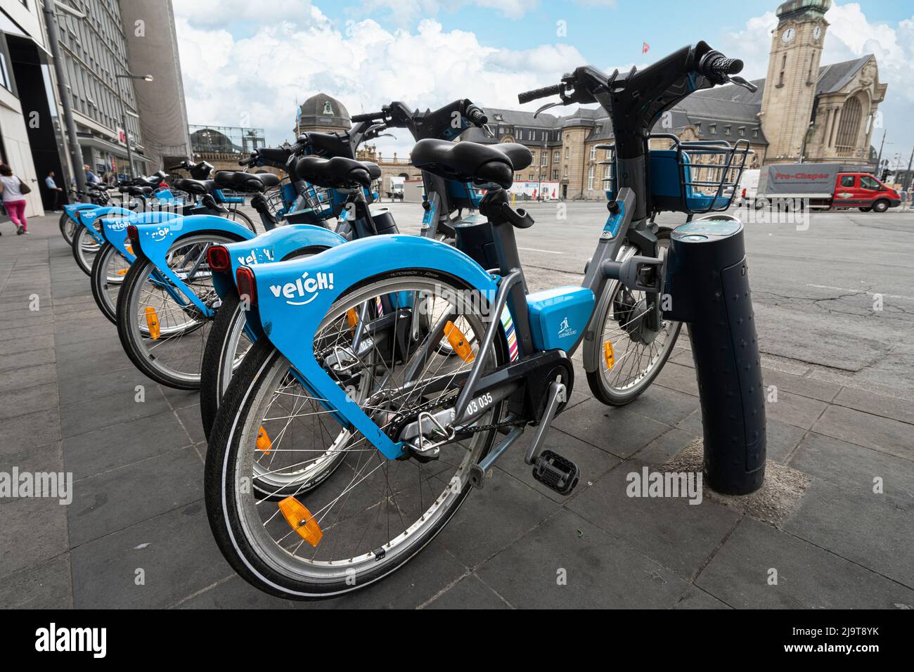 Luxembourg, mai 2022. Location de vélos dans un trottoir du centre-ville Banque D'Images