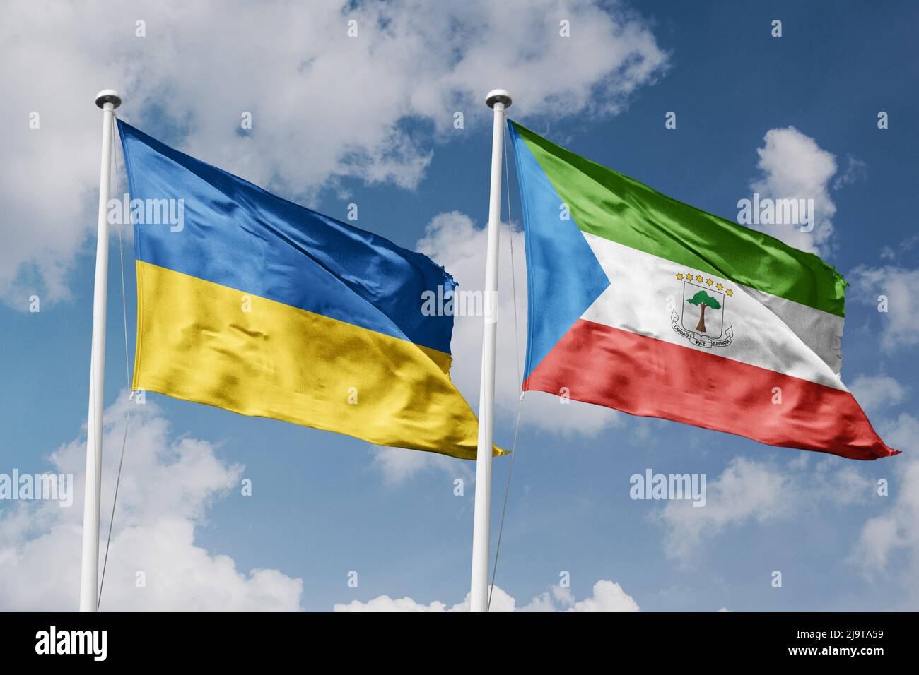 L'Ukraine et la Guinée équatoriale deux drapeaux sur les mâts et le bleu fond ciel nuageux Banque D'Images