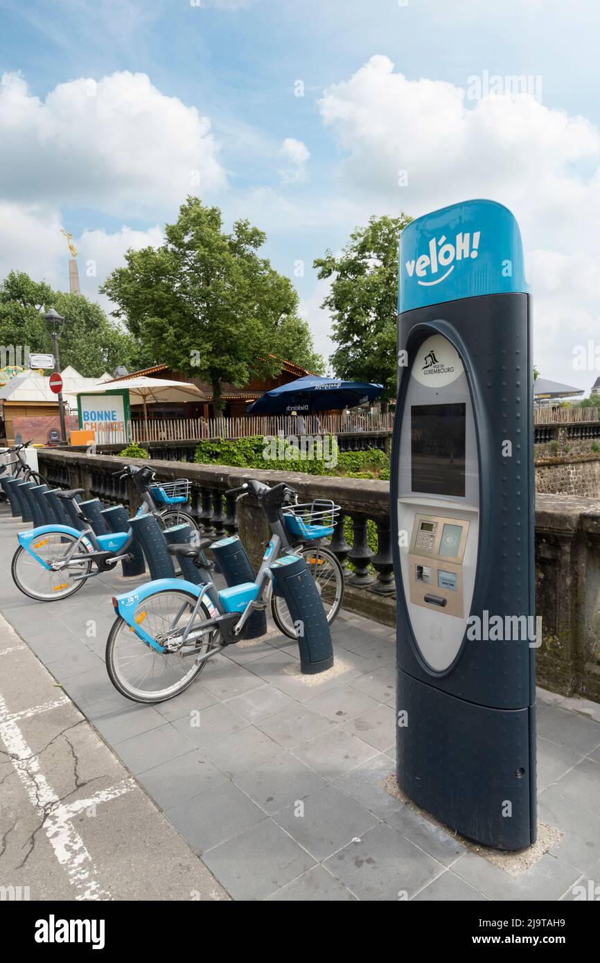 Luxembourg, mai 2022. Location de vélos dans un trottoir du centre-ville Banque D'Images