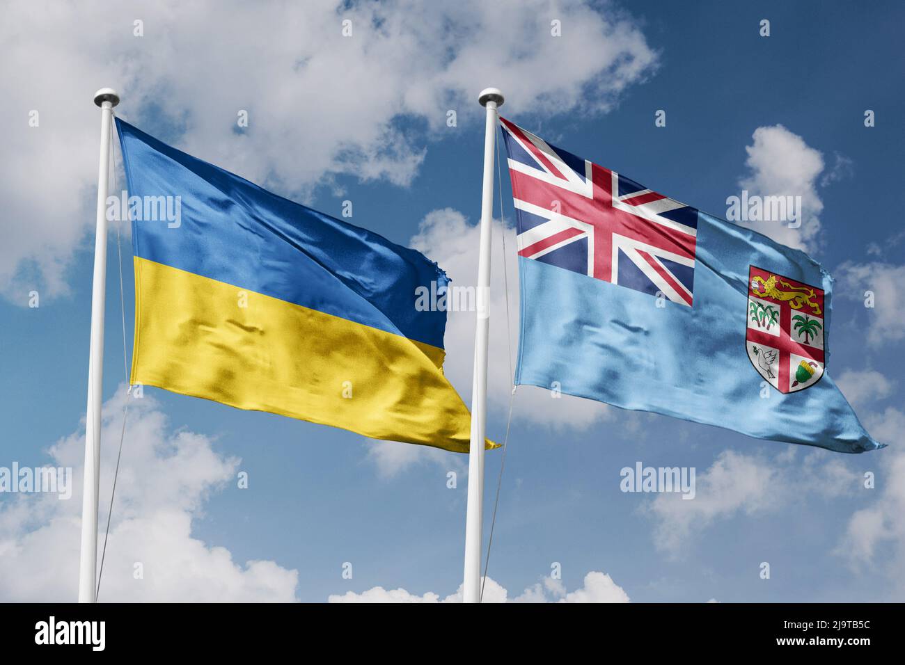 Ukraine et Fidji deux drapeaux sur les mâts et bleu nuageux fond ciel Banque D'Images