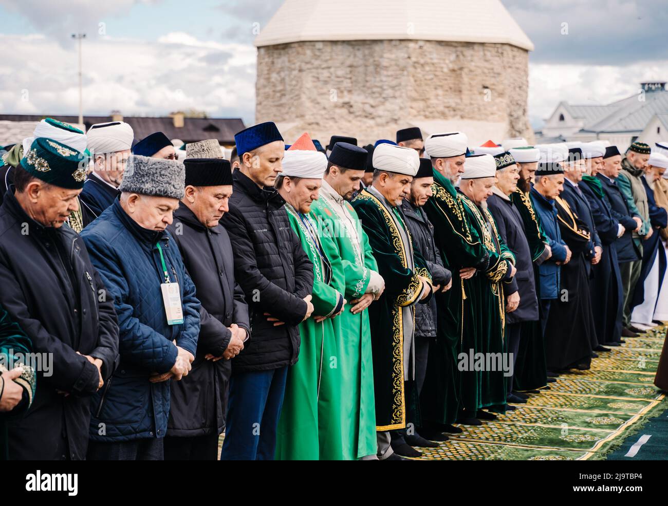 Bolgar, Tatarstan, Russie. 21 mai 2022. Les musulmans priant dans la mosquée de la cathédrale de Bolgar (Tatarstan) à la célébration du 1 00th anniversaire o Banque D'Images