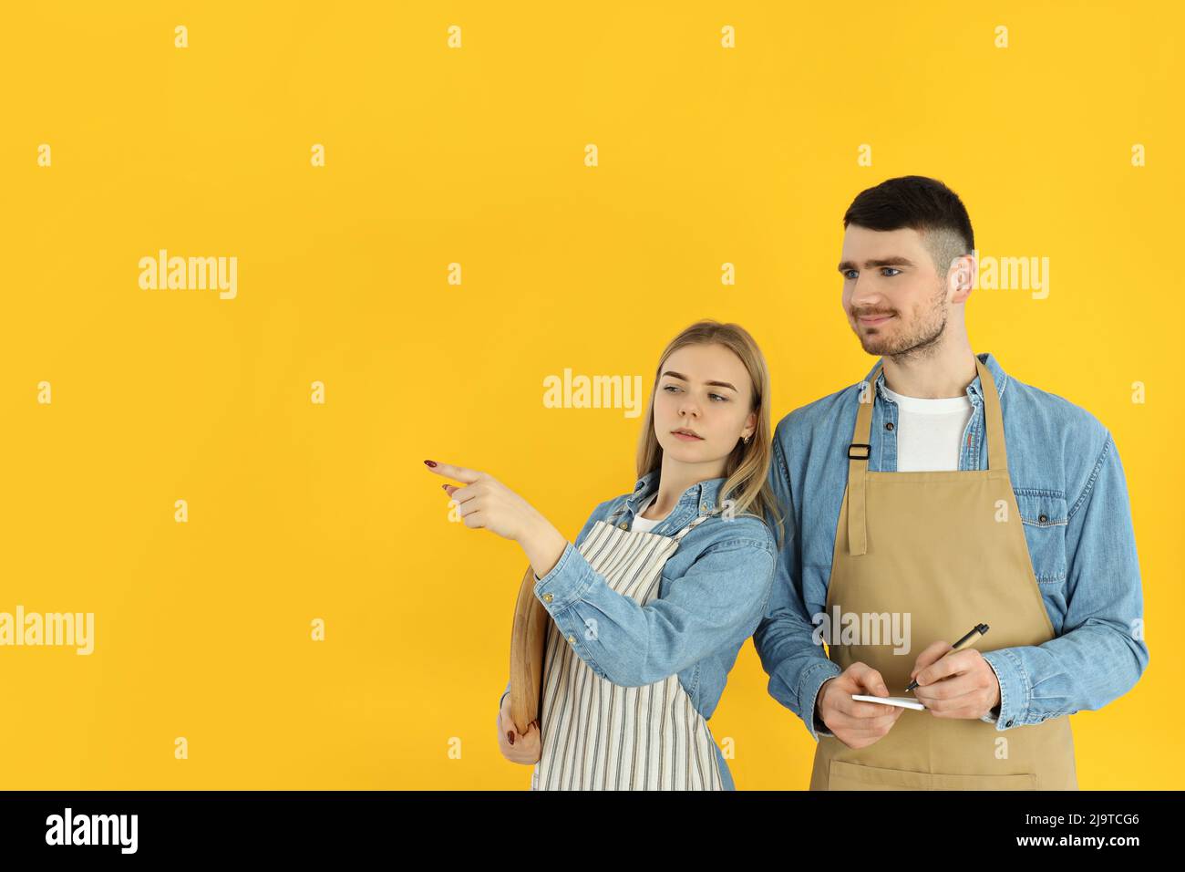 Concept d'occupation, serveurs sur fond jaune Banque D'Images