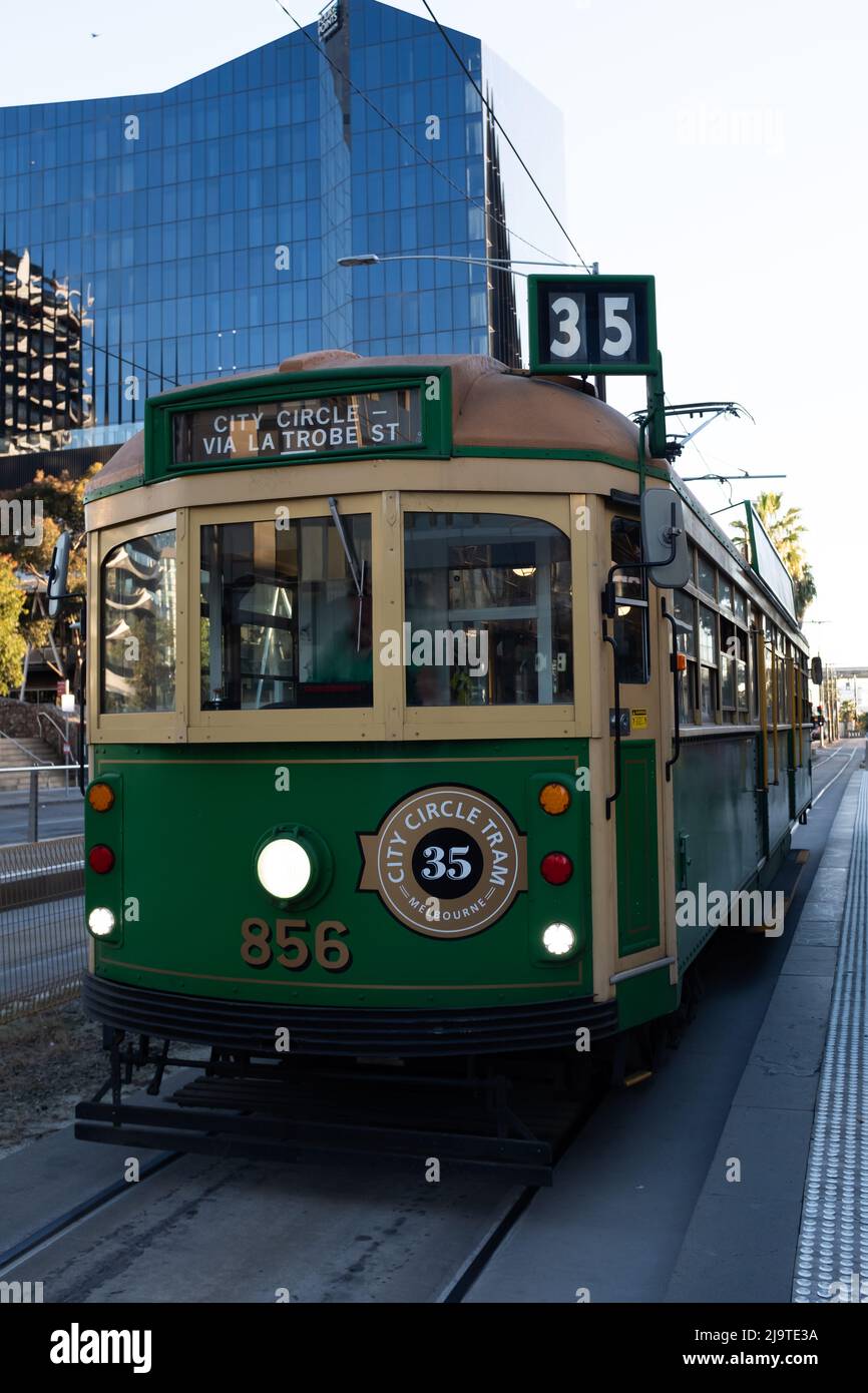 Un tramway historique de la classe W des années 1930, vert et jaune, se trouve dans la ville de Melbourne, en Australie Banque D'Images