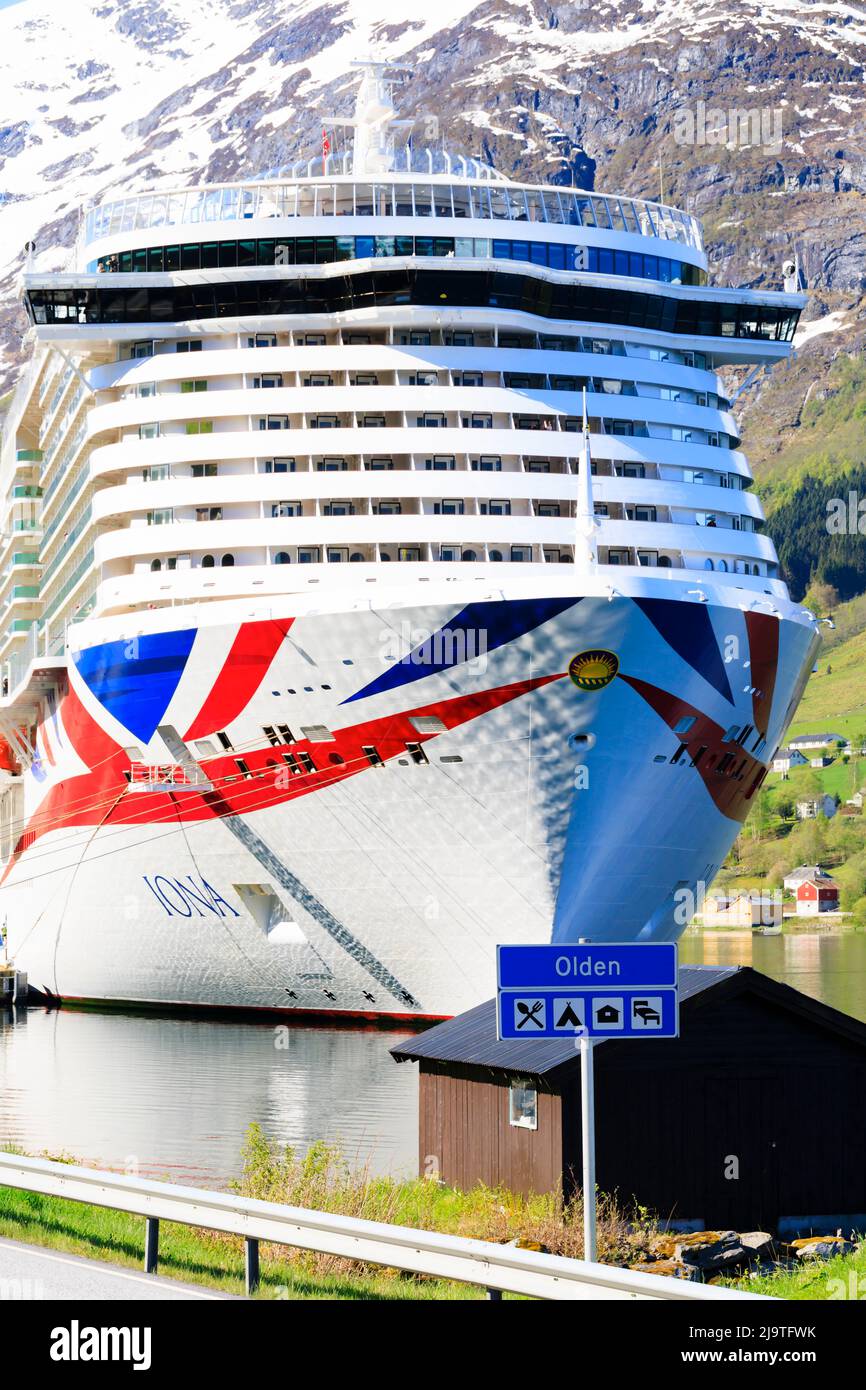 P&O Cruise Ship, MS Iona, amarré au port, avec le panneau du village. Olden, Norvège. Nordfjorden. Banque D'Images