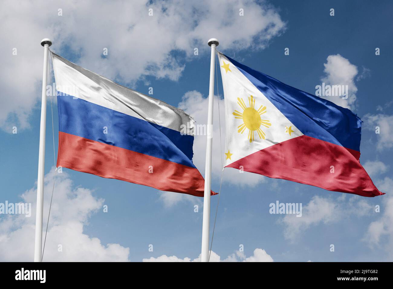 Russie et Philippines deux drapeaux sur les mâts et fond bleu ciel nuageux Banque D'Images