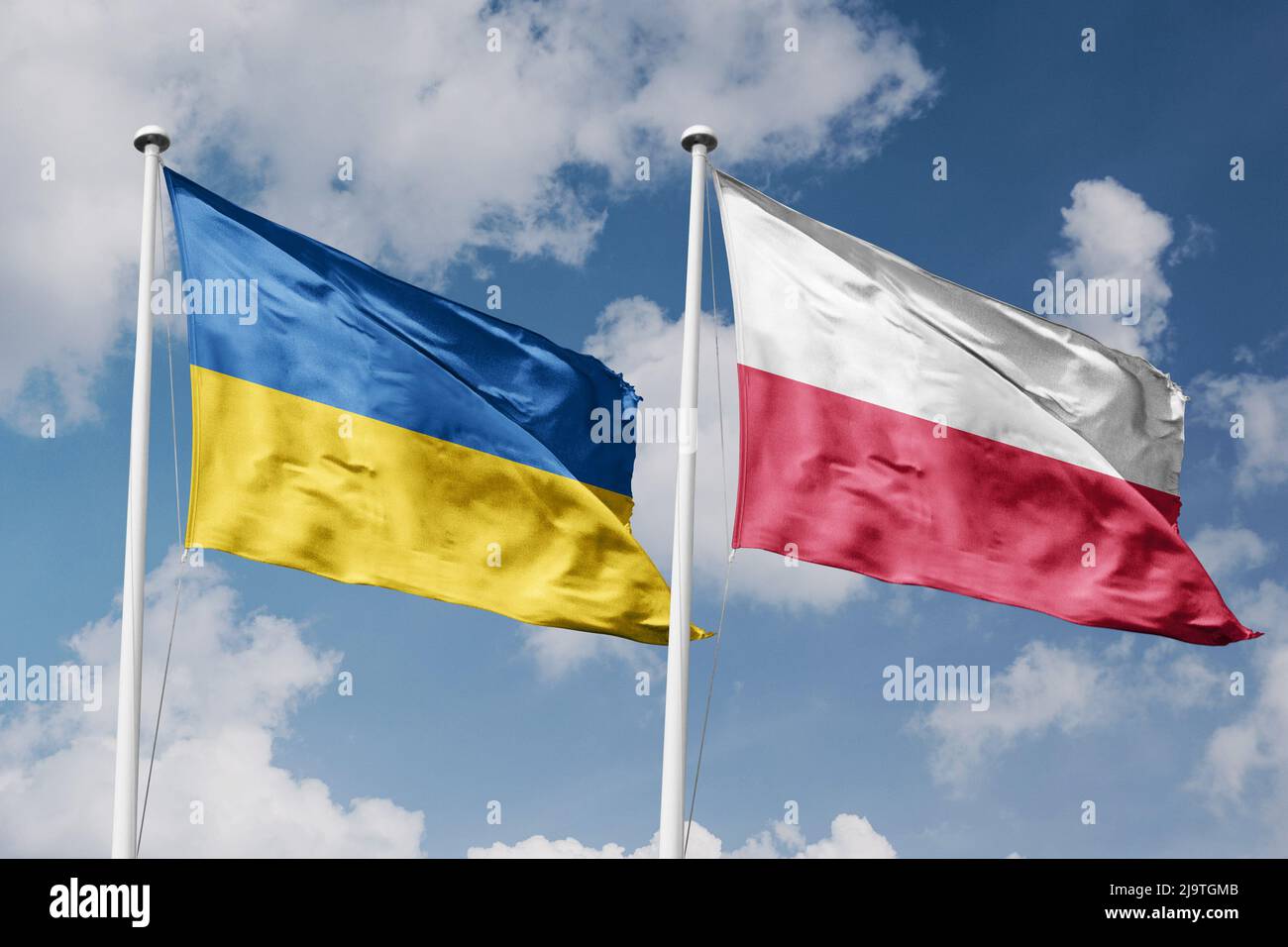 Ukraine et Pologne deux drapeaux sur les mâts et bleu nuageux fond ciel Banque D'Images