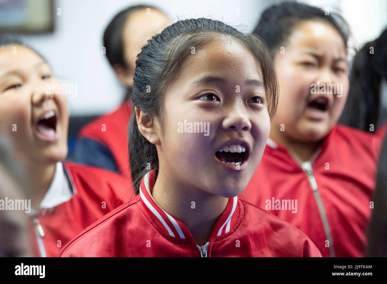 (220525) -- HARBIN, le 25 mai 2022 (Xinhua) -- les enfants de la classe de musique pratiquent le chœur à l'école primaire centrale de Renmin Town Central à Anda City, dans la province de Heilongjiang, dans le nord-est de la Chine, le 24 mai 2022. La classe musicale de l'école primaire a été fondée en avril 2019. Les enseignants de la classe adaptent les paroles des chansons populaires pour qu'ils puissent chanter, puis leur enseigner les chansons pendant la pause déjeuner ou l'activité du club. Les vidéos de chœur d'enfants ont été publiées sur de courtes plates-formes vidéo, qui ont été aimées par de nombreux citoyens du net et ont gagné plus de 1 millions de fans. Avec le pape croissant Banque D'Images
