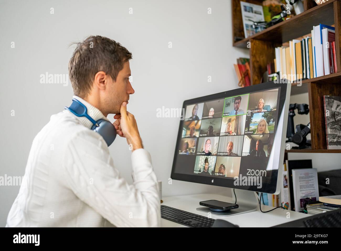 Jeune homme ayant un appel de vidéo conférence Zoom via ordinateur. Banque D'Images