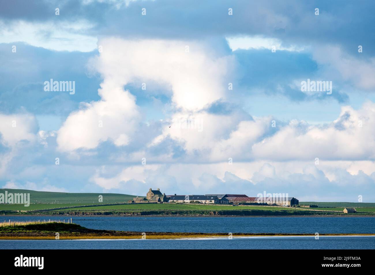 Bâtiments de ferme paysage rural vue de Finstown, Orkney continent, Ecosse Banque D'Images