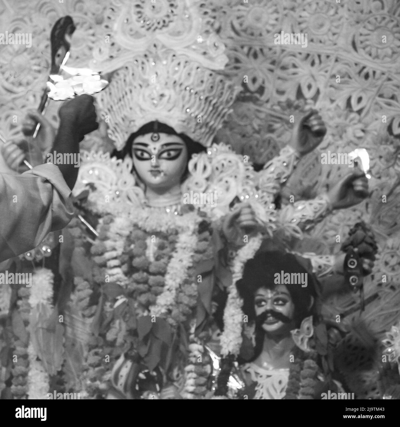 Déesse Durga avec un regard traditionnel en vue rapprochée à un sud Kolkata Durga Puja, Durga Puja Idol, Un plus grand festival hindou Navratri en Inde Noir Banque D'Images