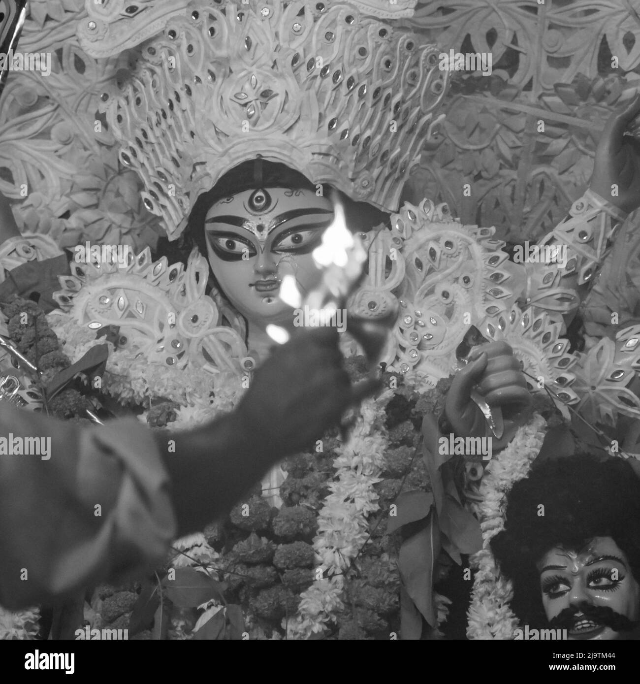 Déesse Durga avec un regard traditionnel en vue rapprochée à un sud Kolkata Durga Puja, Durga Puja Idol, Un plus grand festival hindou Navratri en Inde Noir Banque D'Images