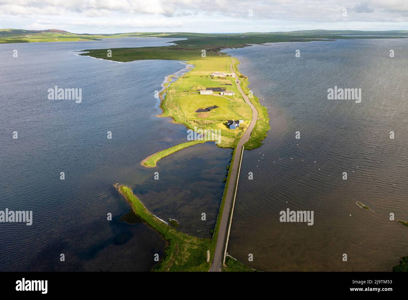 Vue aérienne du site archéologique de Ness of Brodgar situé entre le Loch Stenness (à gauche) et le Loch Harray, West Mainland, Orkney Islands, Écosse. Banque D'Images
