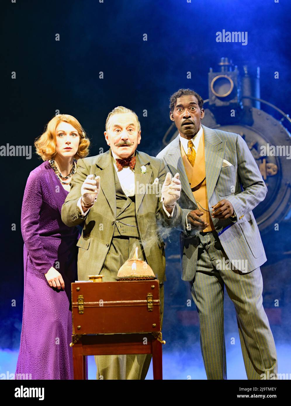 De gauche à droite : Laura Rogers (comtesse Andrenyi), Henry Goodman (Hercule Poirot), Patrick Robinson (Monsieur Bouc) dans le meurtre sur l'Orient Express... Banque D'Images
