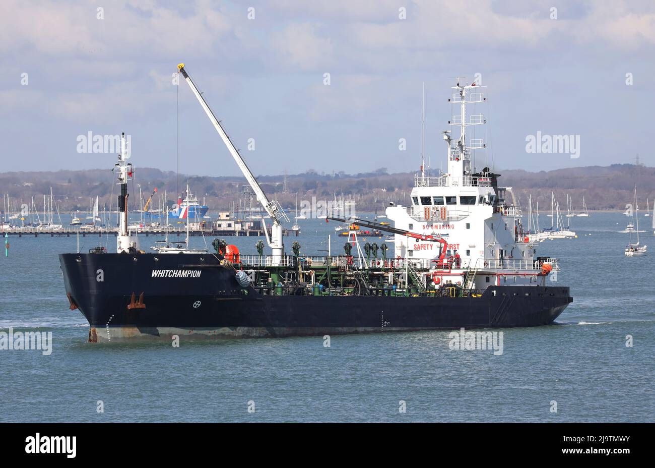 Le tanker à double coque de produits pétroliers MV WHITCHAMPION manœuvrant dans le port Banque D'Images