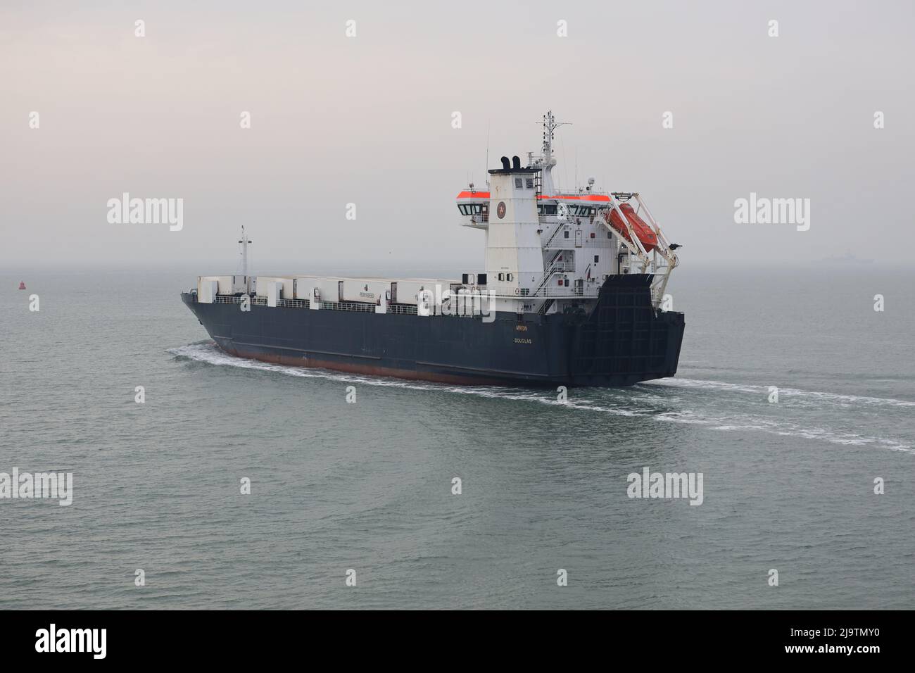 La FLÈCHE MV du ferry à enroulement et à décollage se dirige vers le Solent brumeux Banque D'Images