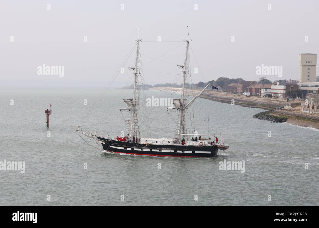 Le bateau d'entraînement à voile carré truqué TS ROYALISTE quittant le port Banque D'Images