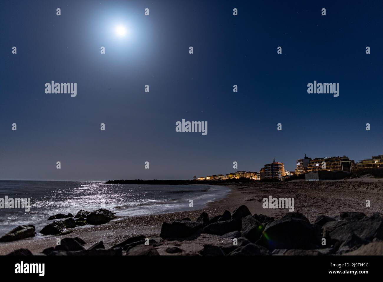 Station balnéaire ville calme de Pomorie avec des lumières électriques lumineuses et de grands hôtels de luxe confortables sur fond de nuit ciel bleu étoilé et ca Banque D'Images