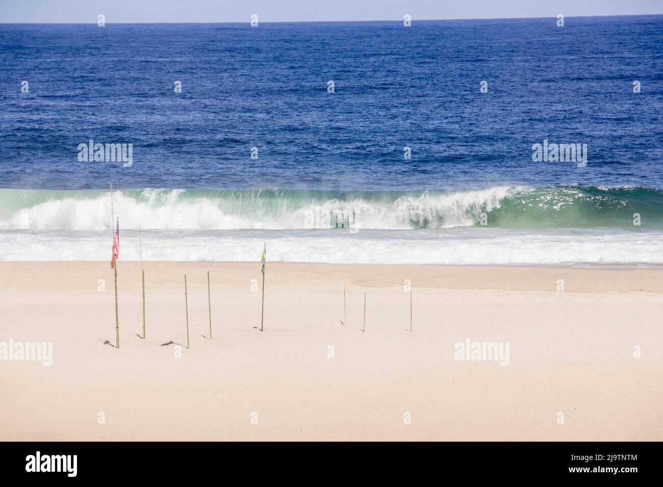 Vider la plage de copacabana pendant une gueule de bois avec de fortes vagues à Rio de Janeiro. Banque D'Images