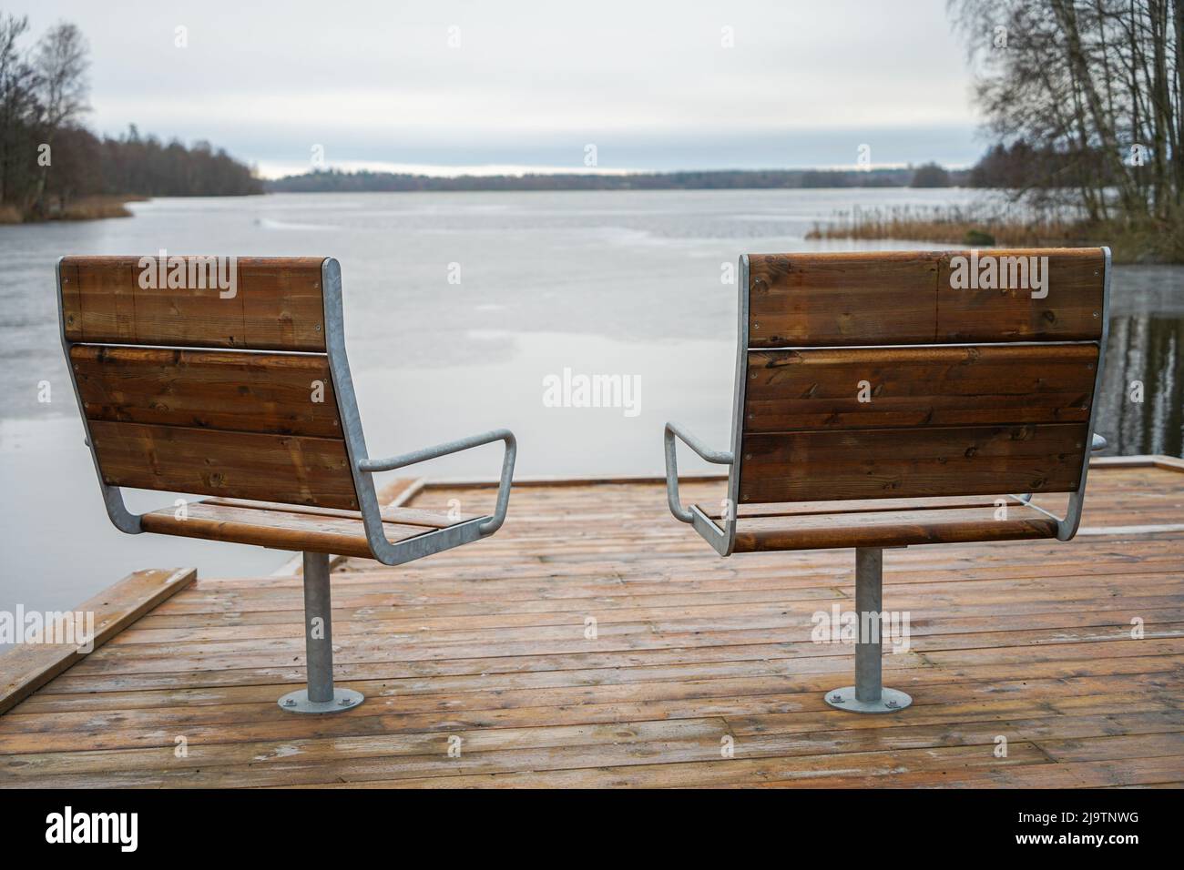 Métal avec une couverture en bois chaises modernes dans l'espace détente en face du lac Banque D'Images