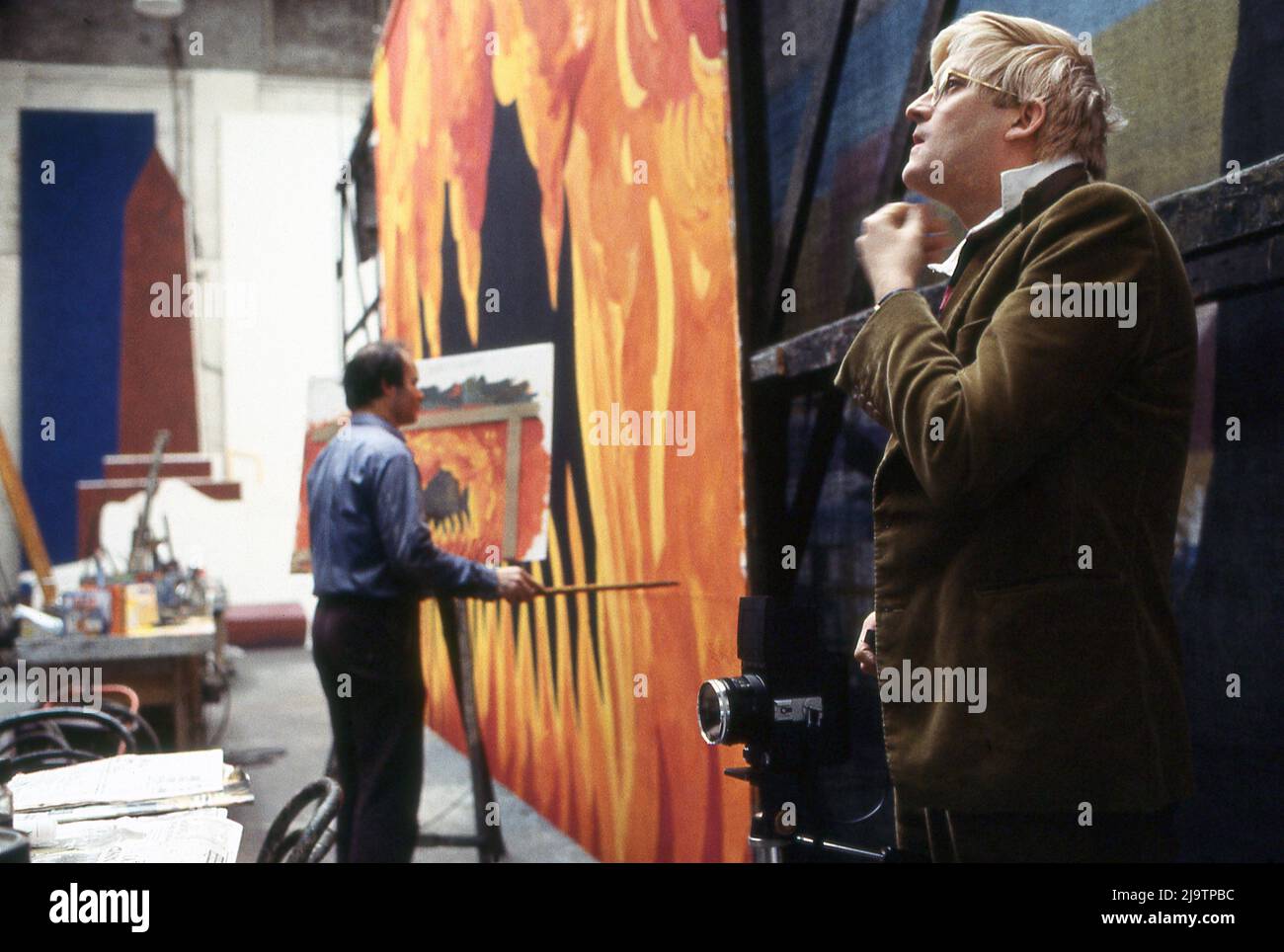 David Hockney travaille sur le set de la production de Glyndebourne de l'opéra la Flûte enchantée de Mozart en 1977 Banque D'Images