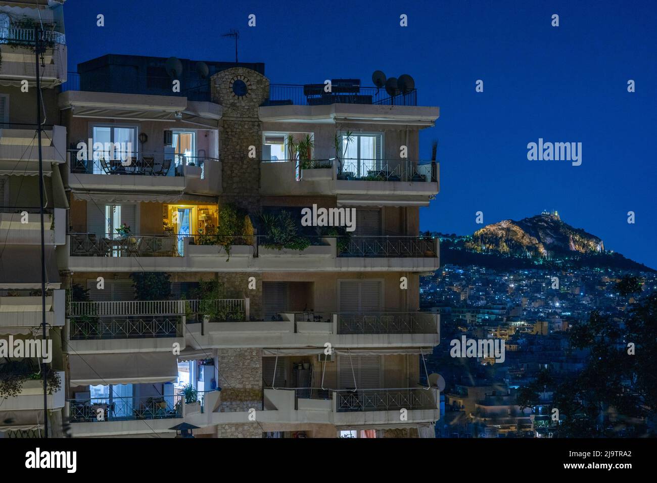 Immeuble d'appartements à Kypseli la nuit avec vue sur la colline de Lycabette Banque D'Images