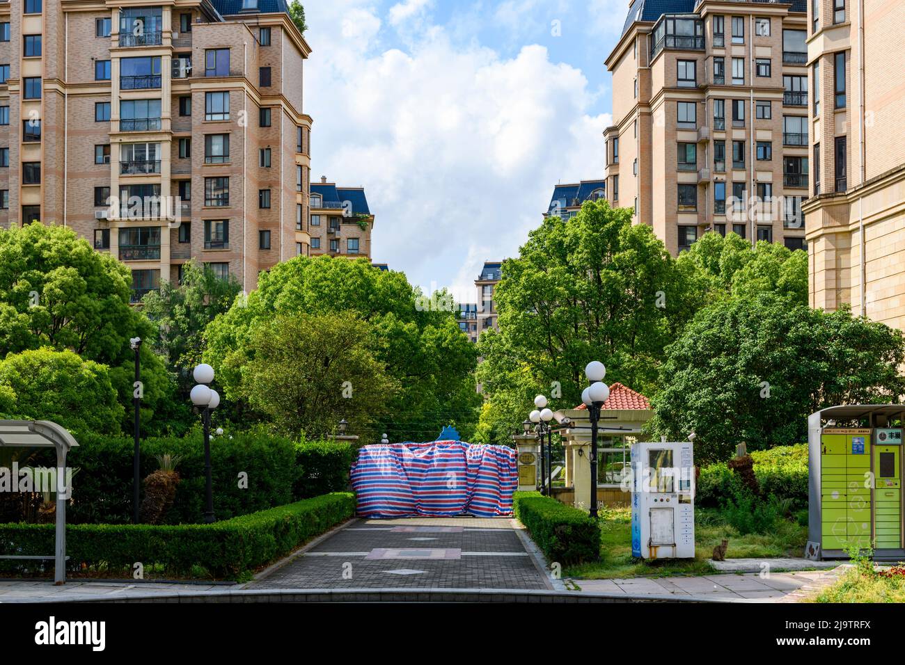 L'entrée d'un complexe résidentiel dans le district de Minghang, Shanhai, est barricadé pendant le confinement de la COVID-19. Banque D'Images