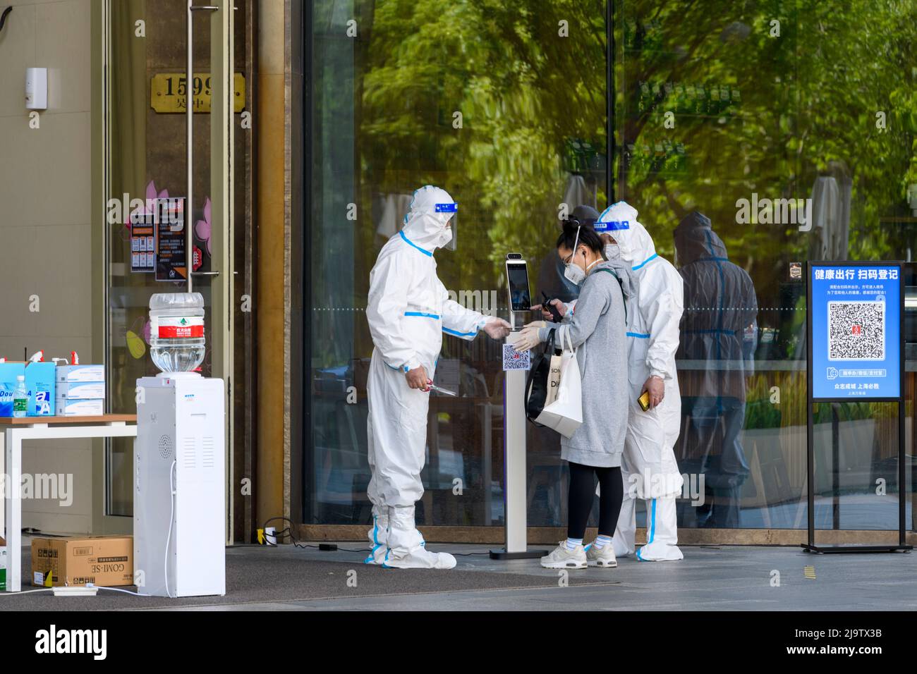 Une résidente de Shanghai Hongqiao fournit la preuve qu'elle a testé négatif pour COVDI-19 avant d'être autorisée à magasiner au supermarché. Banque D'Images