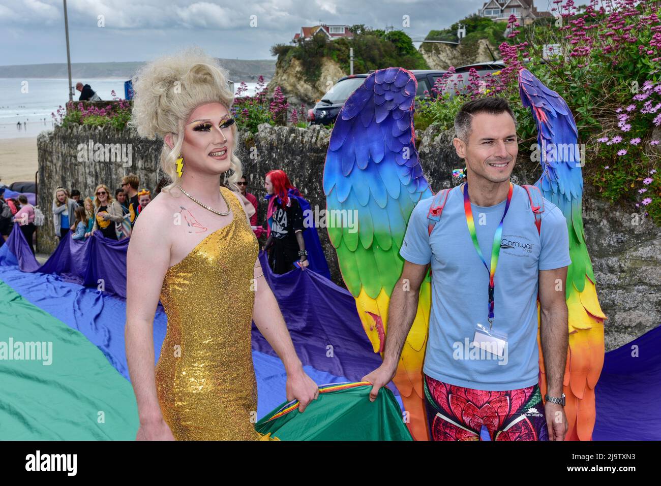 Les participants qui détiennent le drapeau gay Pride dans le vibrant défilé coloré de Cornwall Prides Pride Pride Pride au centre-ville de Newquay, au Royaume-Uni. Banque D'Images