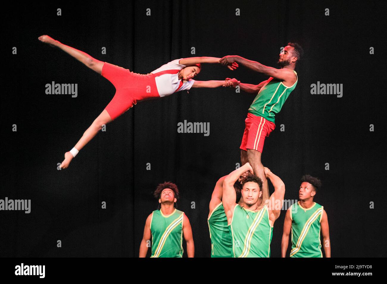 Londres, Royaume-Uni. 25th mai 2022. La troupe de cirque Abyssinia, forte de 15 personnes, arrive aujourd'hui à Londres au Underbelly Festival à Earl's court. Leur tout nouveau spectacle, Tulu, inspiré par la légende olympique éthiopienne, Deratu Tulu. Le spectacle est un mélange de contortion à couper le souffle, d'acrobaties, de jonglerie au feu et d'autres éléments. Elle est créée à Londres jusqu'au 18th juin. Credit: Imagetraceur/Alamy Live News Banque D'Images