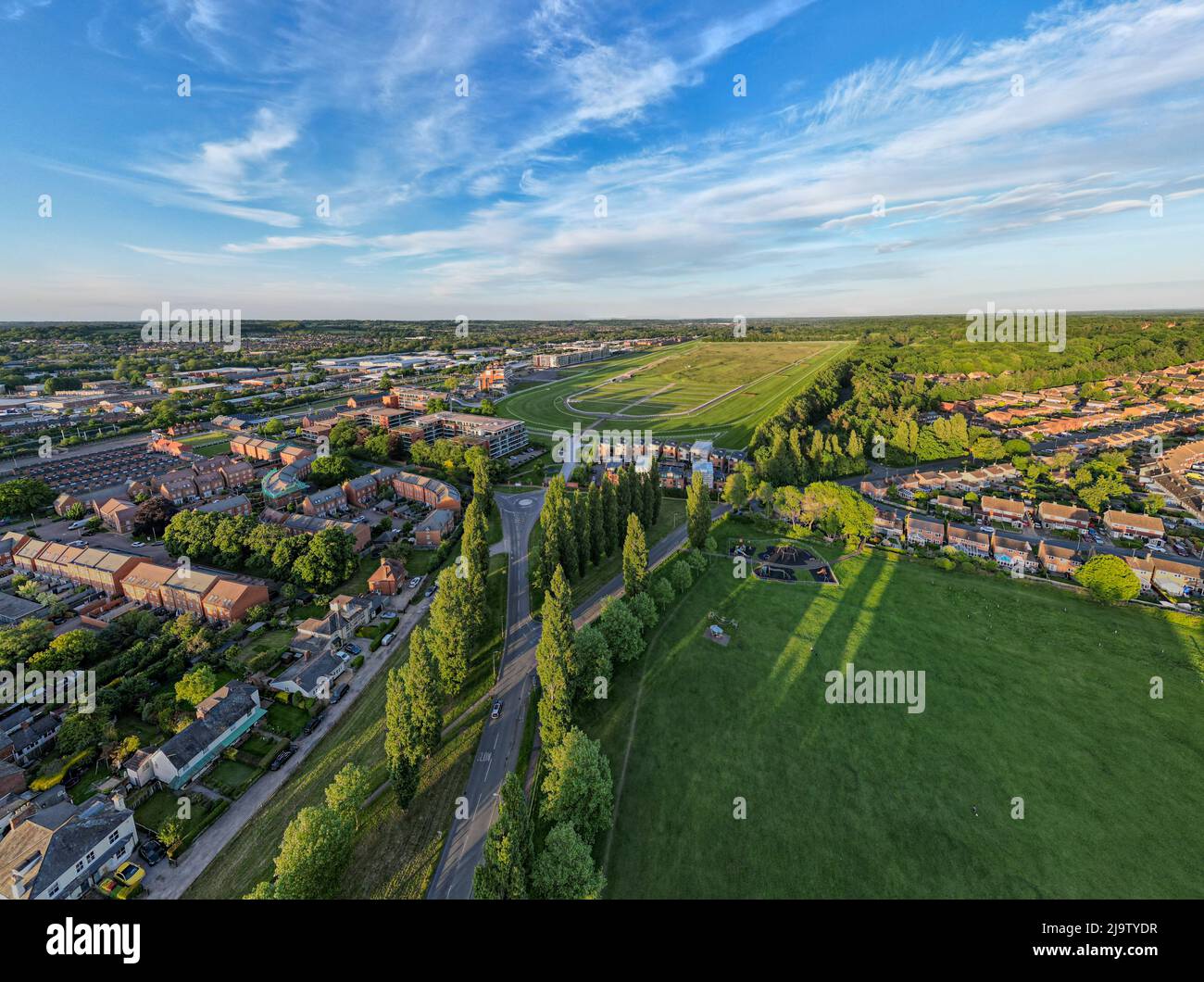 Vue aérienne grand angle sur l'hippodrome de Newbury à l'heure d'or Banque D'Images