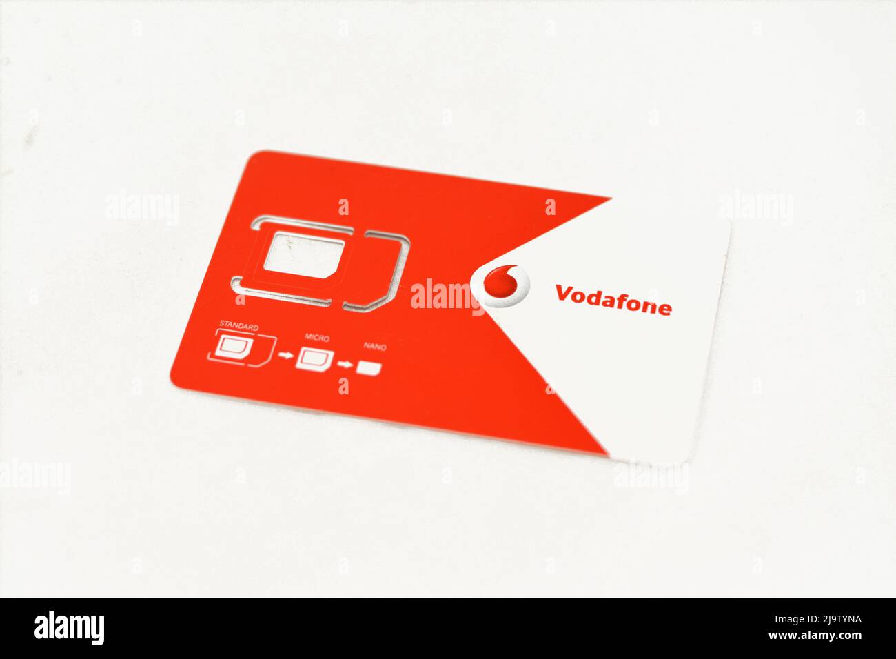 Le Caire, Egypte, Mai 25 2022: Vodafone support de carte sim isolé sur fond blanc, mini, micro et nano cartes sim, Vodafone est un mobile multinational Banque D'Images