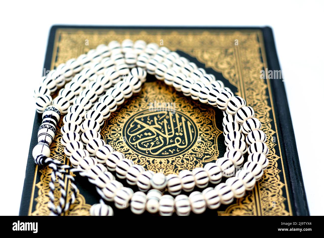 Le Saint Coran, Coran ou Coran (la récitation) est le texte religieux central de l'Islam, cru par les musulmans comme une révélation de Dieu (Allah), isol Banque D'Images