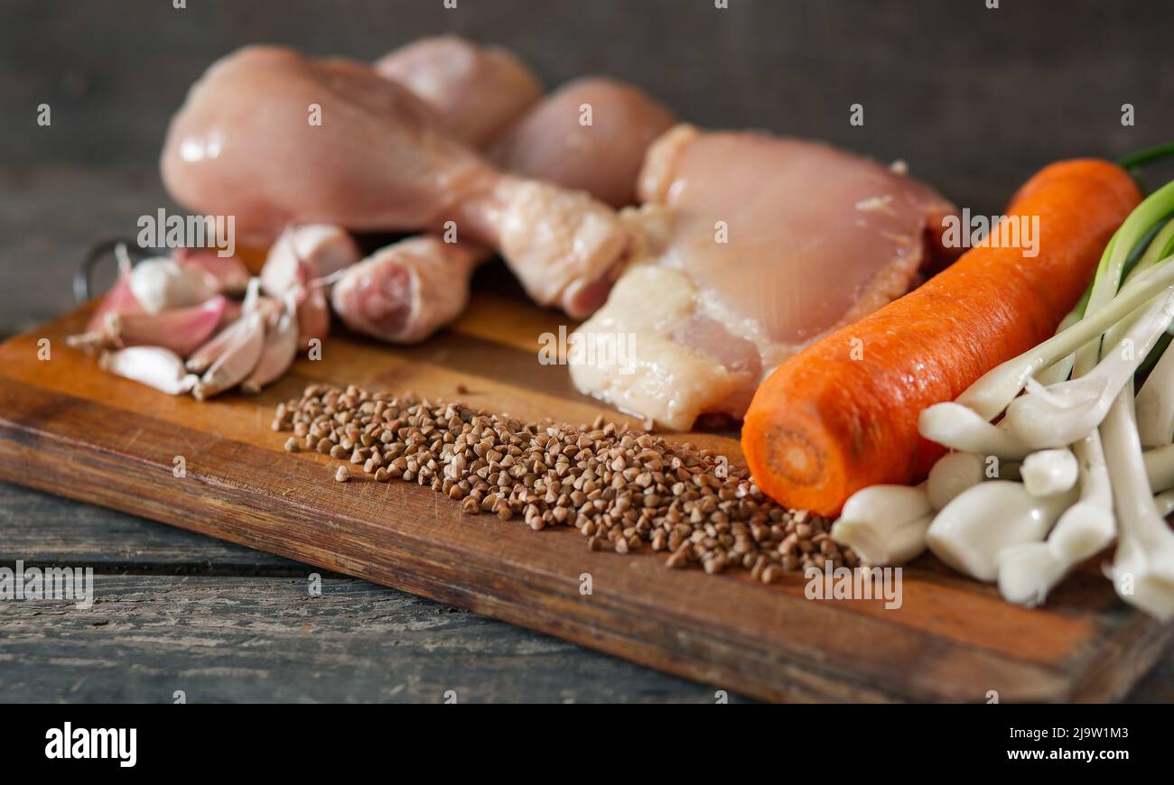 Ingrédients pour la fabrication de porridge de sarrasin. Carottes, viande de poulet ail oignon Banque D'Images