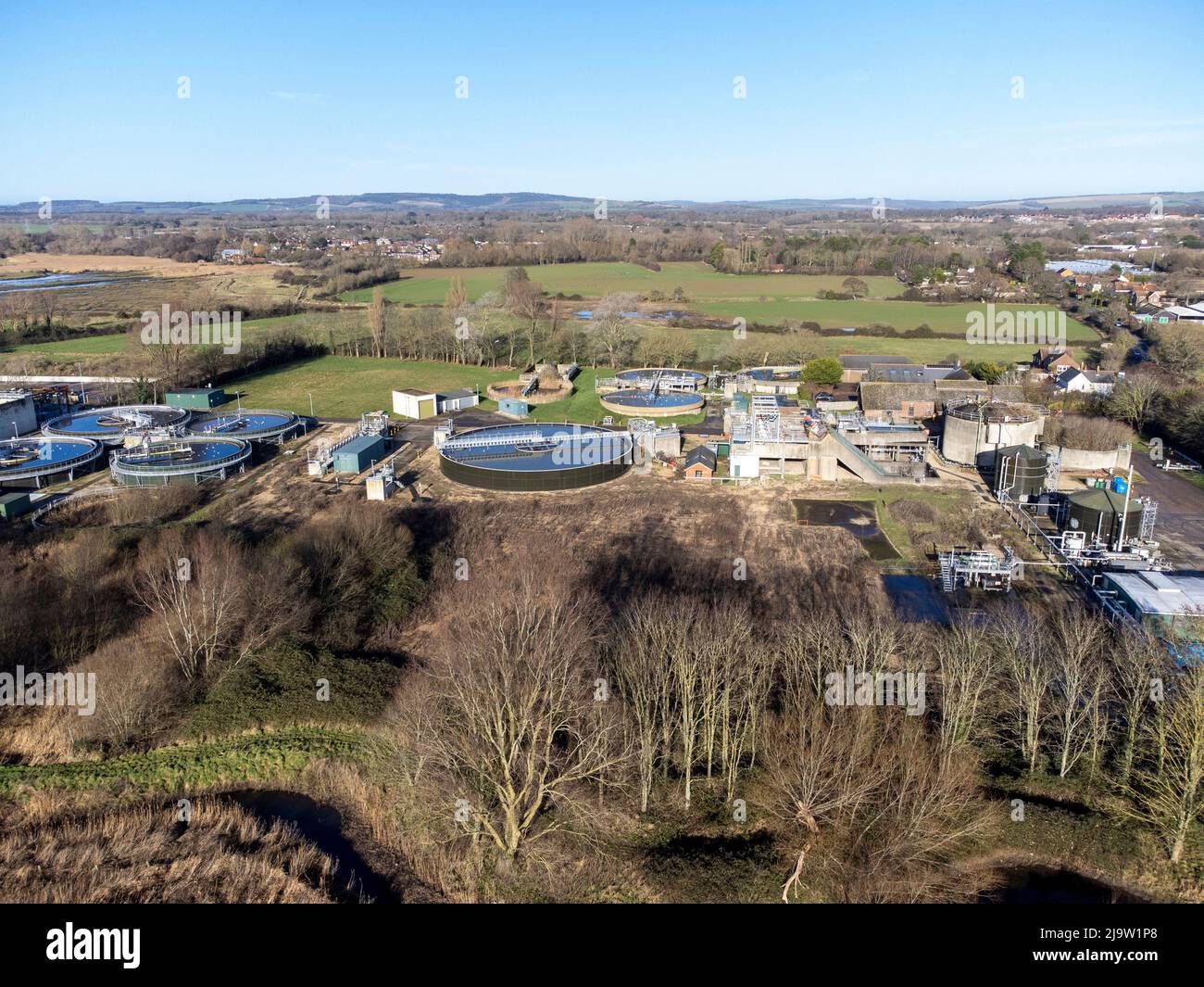 Vue aérienne des travaux de traitement des eaux usées de Southern Water Chichester, West Sussex, Angleterre Banque D'Images