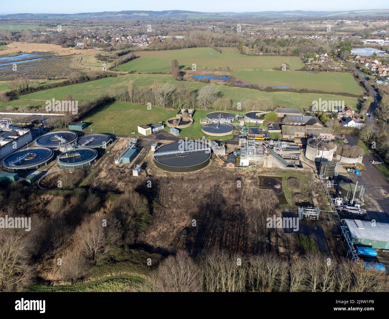 Vue aérienne des travaux de traitement des eaux usées de Southern Water Chichester, West Sussex, Angleterre Banque D'Images