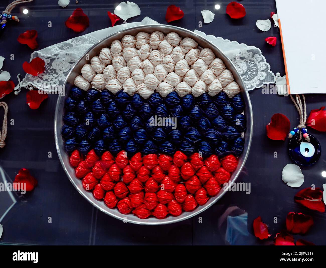 Baklava aux couleurs du drapeau national de la Fédération de Russie. Nourriture à la réception de l'ambassade. Une délicatesse orientale traditionnelle Banque D'Images