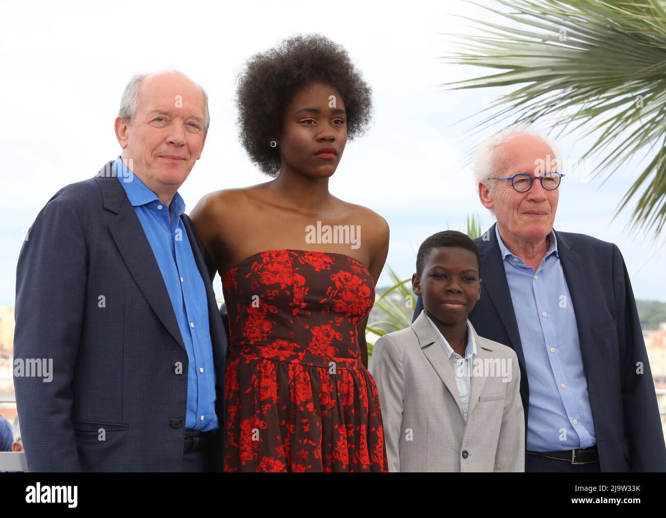 Cannes, France. 25th mai 2022. Directeur Luc Dardenne, Joely Mbundu, Pablo Schils et Directeur Jean-Pierre Dardenne à la séance photo de Tori et Lokita (Tori et Lokita) au Festival de Cannes 75th. Credit: Doreen Kennedy/Alamy Live News Banque D'Images